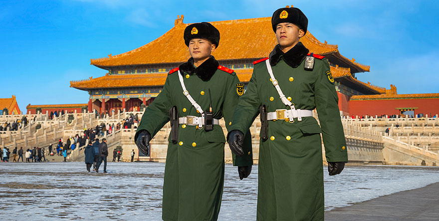 Två kinesiska soldater patrullerar.