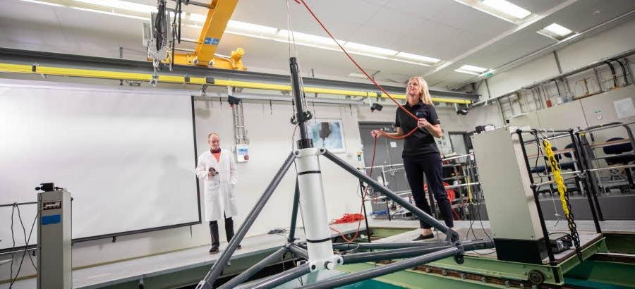 Två personer i ett tanklabb.