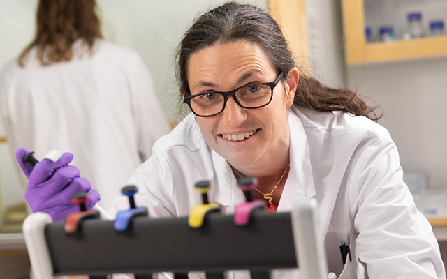 Två kvinnor i vit rock och handskar