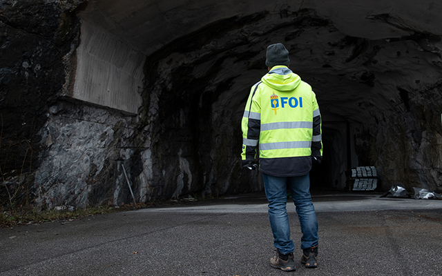 Man vänd in mot en tunnel med FOI-jacka.