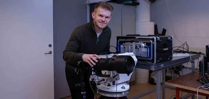 Man framför skärmar