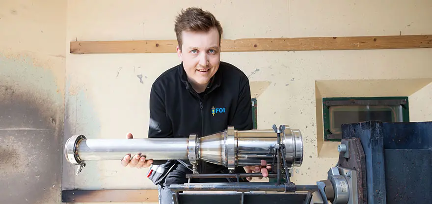 Två kvinnor och en drönare