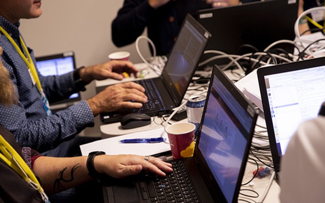 Människor vid datorer