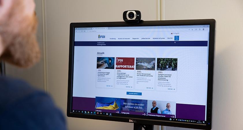 Man tittar på datorskärm