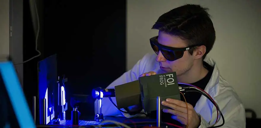 Forskare vid utrustning.