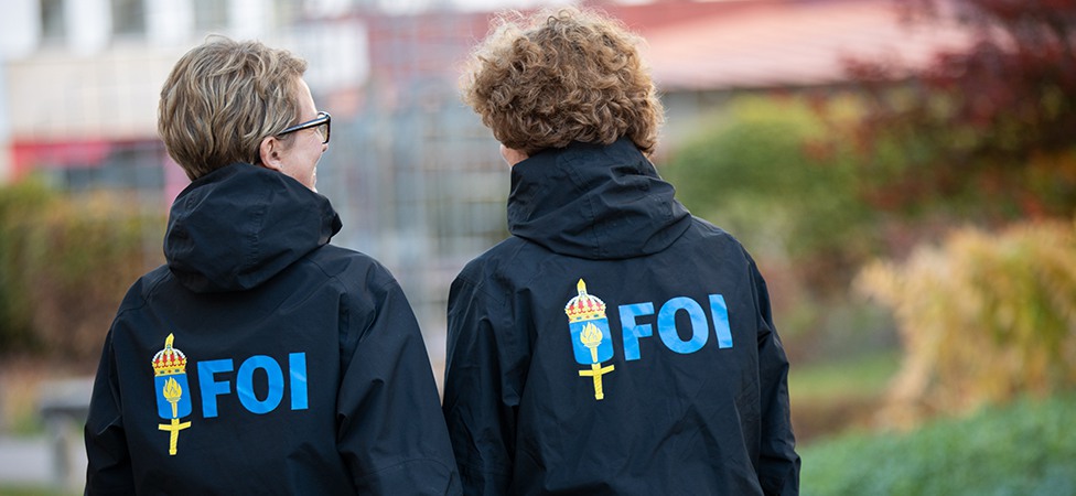 Två personer med FOI-jackor