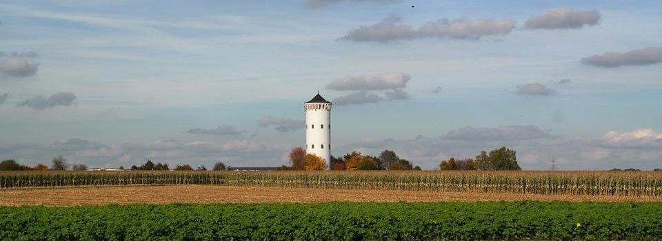 Ett tornhus på ett fält.