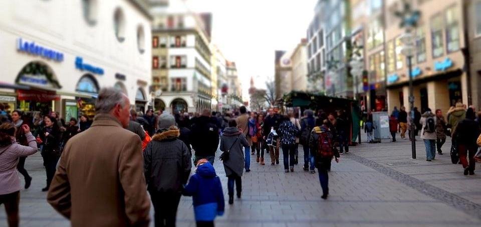 Människor på gågata.