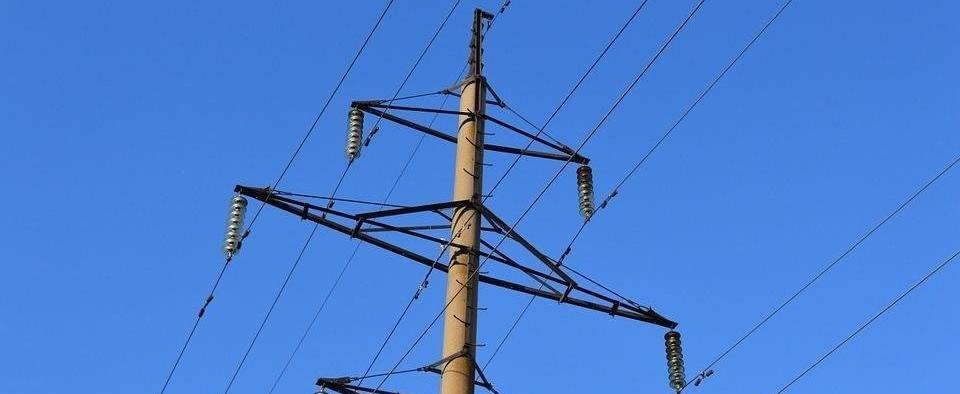 Stolpe med ledningar.