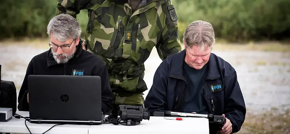 Två FOI-forskare med utrustning