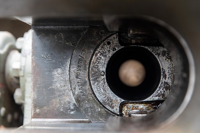 Forskare vid apparatur