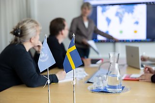 handskar håller i ömtåligt prov