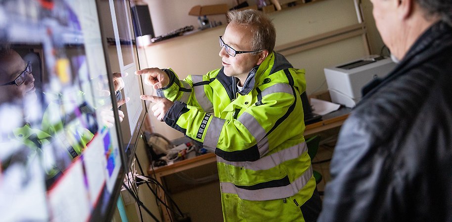 Forskare pekar på en skärm