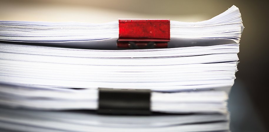 Pappershög med klämmor