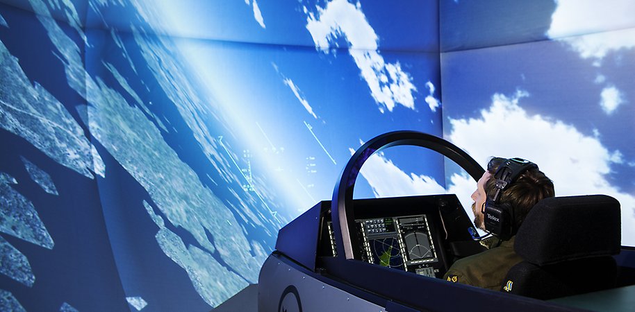 Person sitter i en flygsimulator.