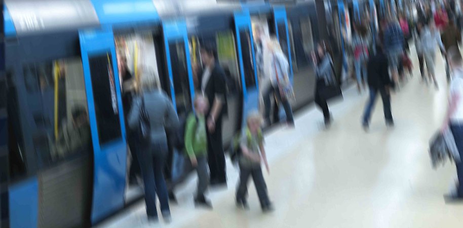 Människor i Stockholms tunnelbana.