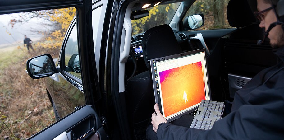 Person i bil med dator