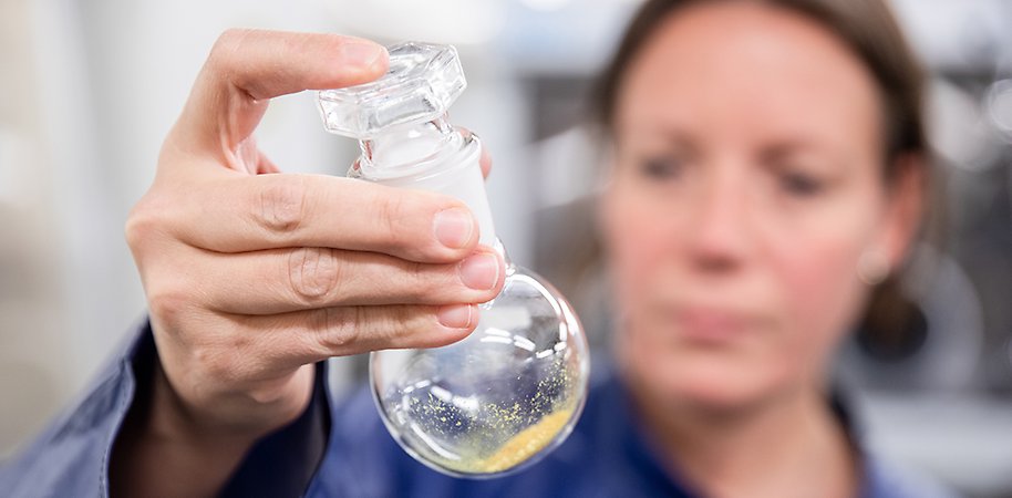 Person håller i provrör