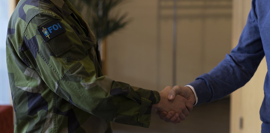 Två personer skakar hand