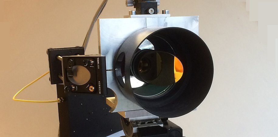 Optiskt instrument med sändare och mottagare