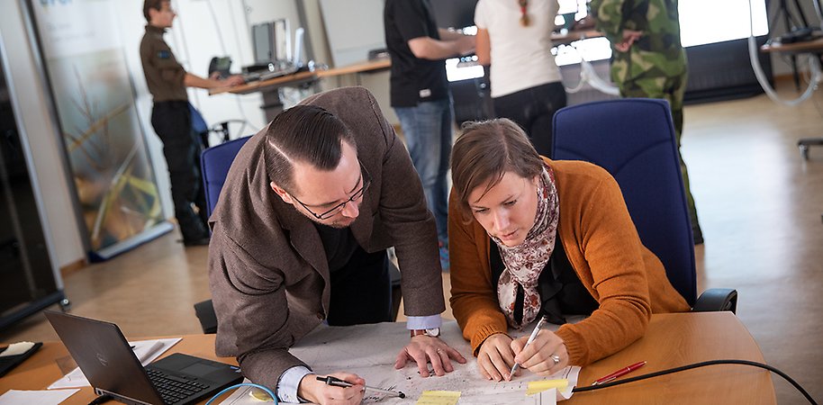 Personer i ledningslabb som samarbetar